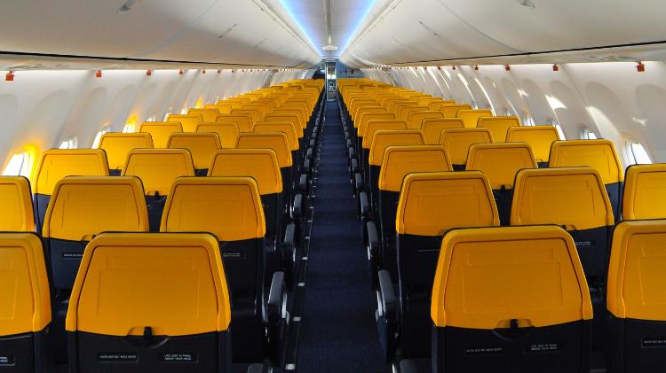 Interior do avião Boeing 737 com novo interior da Ryanair