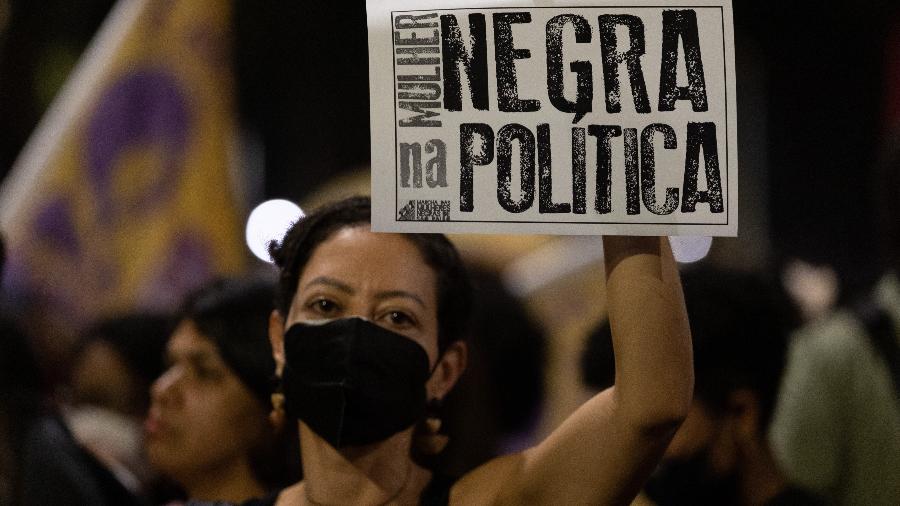 Participante da Marcha das Mulheres Negras se mobiliza no centro de São Paulo na noite desta segunda-feira (25), no dia nacional de Tereza de Benguela e dia internacional da mulher negra latino americana e caribenha. - Isaac Fontana/CJPRess/Folhapress