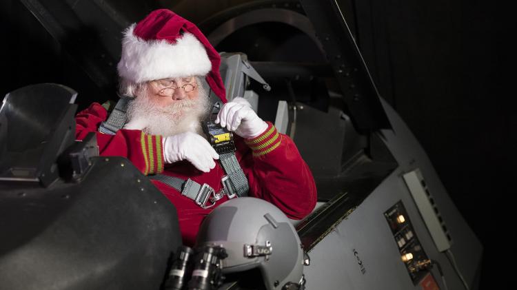 Papai Noel a bordo de caça dos EUA: Voo do bom velhinho é rastreado todos os anos por militares dos EUA e Canadá
