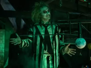 Anárquico e vibrante, novo 'Beetlejuice' é puro suco de Tim Burton