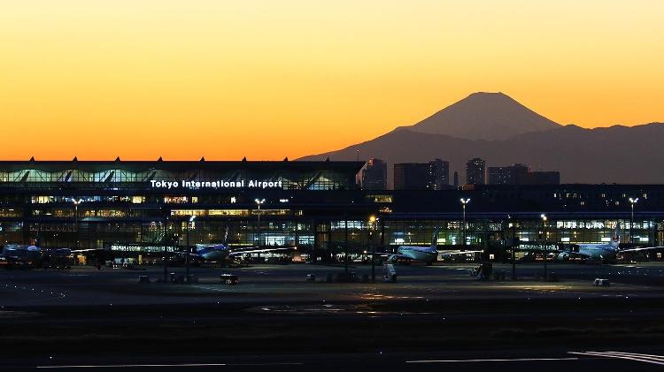 Aeroporto Internacional Haneda, em Tóquio (Japão) com o Monte Fuji ao fundo