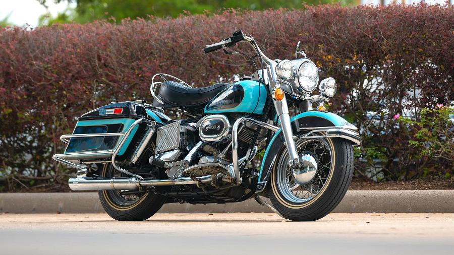 A Harley-Davidson FLH Electra Glide, que mantém a pintura escolhida pelo rei do rock, será leiloada em Indianapolis, neste fim de semana  - Divulgação
