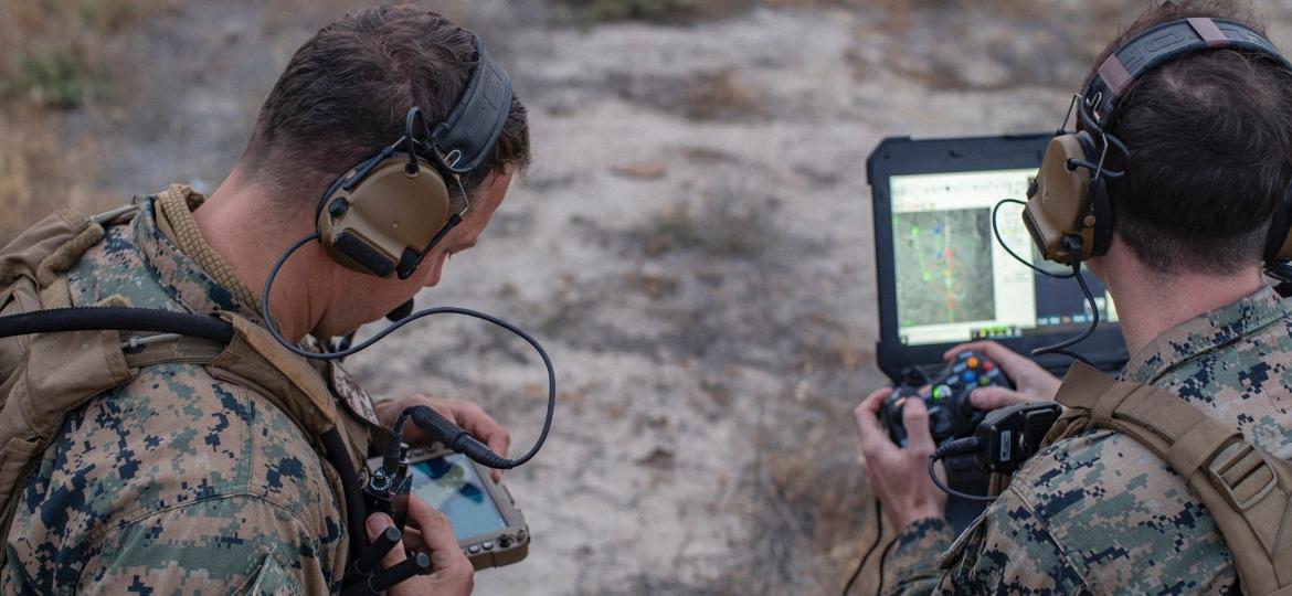 Militar dos EUA usa controle similar ao do Xbox para comandar o drone Stalker XE - Seth Rosenberg/Corpo de Fuzileiros Navais dos EUA