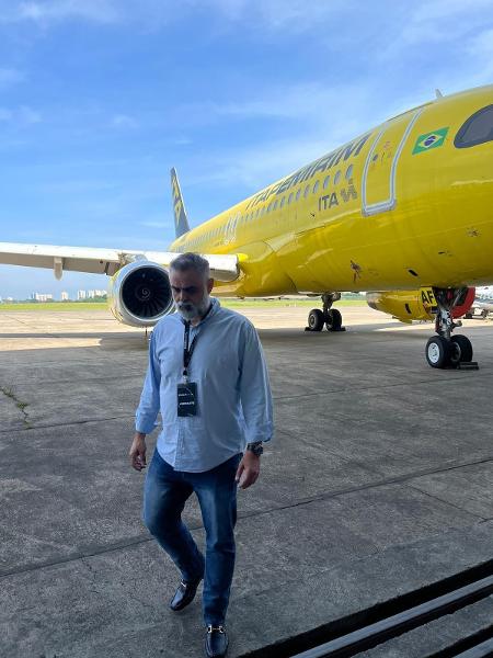 O empresário brasiliense Galeb Baufaker Júnior com um avião da Itapemirim ao fundo - Divulgação/Galeb Baufaker Júnior