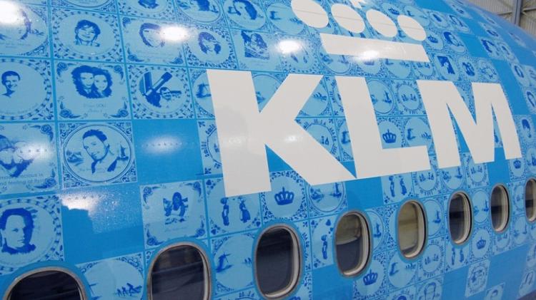Avião da KLM com rostos retratados em azulejos Delft