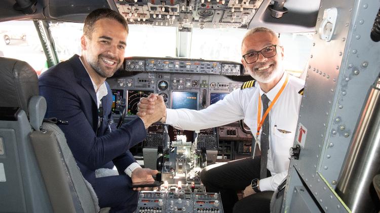 O governador do RS, Eduardo Leite (PSDB), ao lado do comandante Paulo Zancani, da Gol, após o primeiro pouso da empresa na retomada dos voos no Salgado Filho