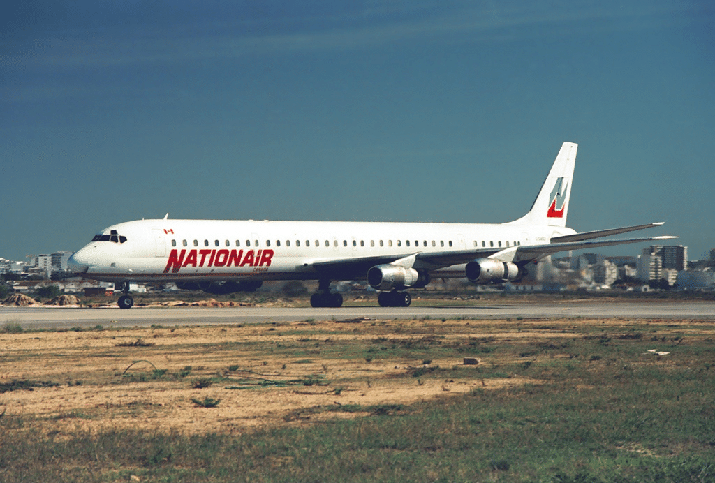 O DC-8 da Nationair que se acidentou em 1991 em foto feita no ano de 1989 no aeroporto de Faro (Portugal) - undefined