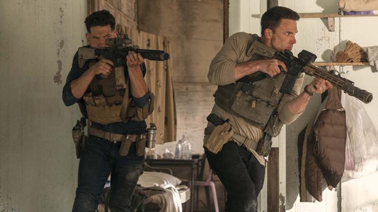 Jon Bernthal e Ben Affleck em 'O Contador 2' Jon Bernthal e Ben Affleck em 'O Contador 2'