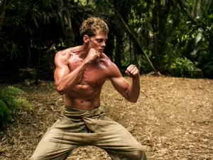 'Contra o Mundo': Bill Skarsgård flexiona os músculos em anime filmado