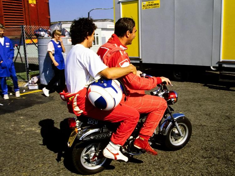 Mansell dá uma carona para o francês Alain Prost, seu companheiro de Ferrari, na Honda ST 70