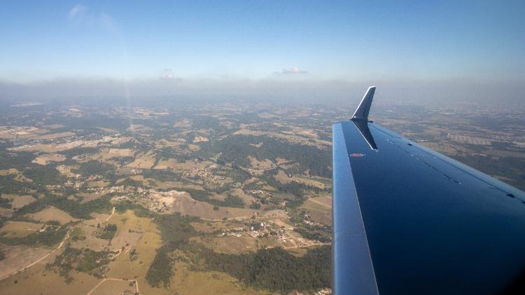 Vista da janela do jato executivo Embraer Phenom 300E durante voo sobre o interior de São Paulo Vista da janela do jato executivo Embraer Phenom 300E durante voo sobre o interior de São Paulo