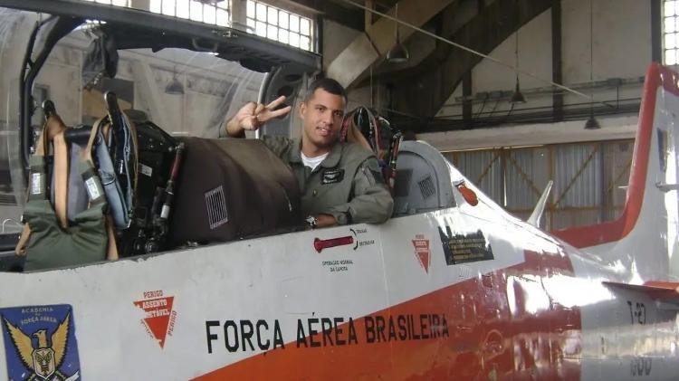 André Ricardo Moreira em avião de treinamento da FAB (Força Aérea Brasileira): Ele sobreviveu a uma ejeção após falha na aeronave em que voava