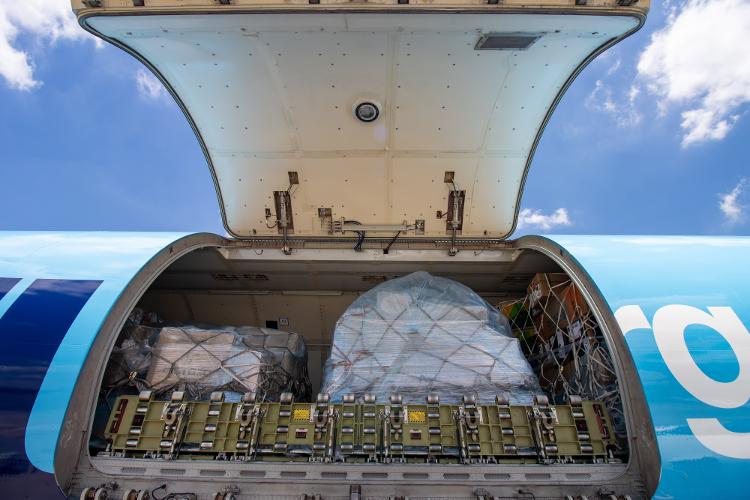  Diferentemente de aeronaves de passageiros, os cargueiros contam com portas laterais adaptadas para que os carregamentos sejam colocados em seu interior