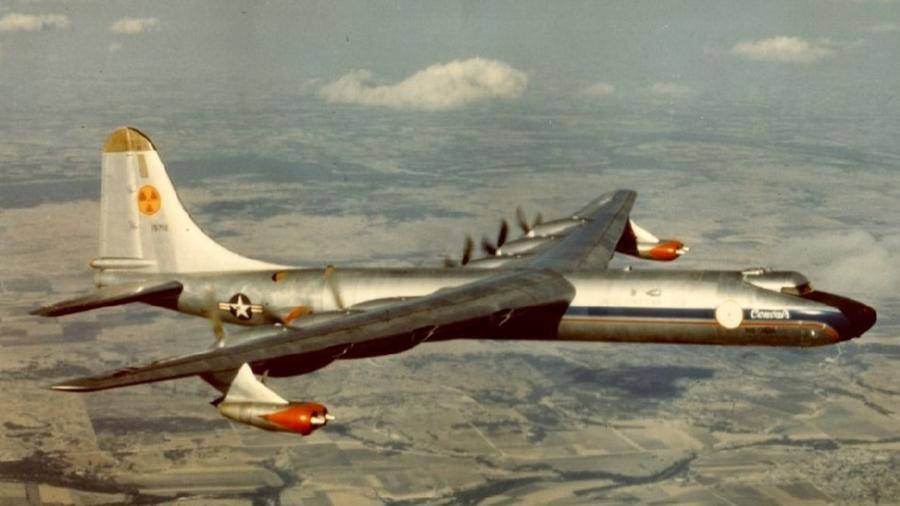 NB-36H com símbolo de radioatividade na cauda: Avião levou reator a bordo como teste de avião nuclear