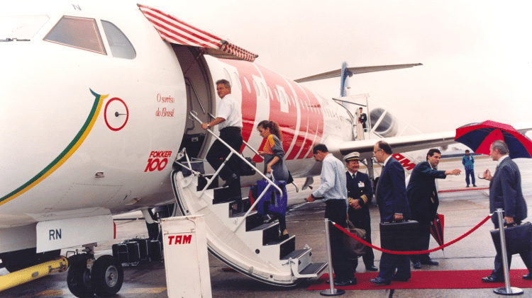 Embarque em um Fokker 100 da TAM na década de 1990: Empresa foi pioneira nos programas de fidelidade no Brasil