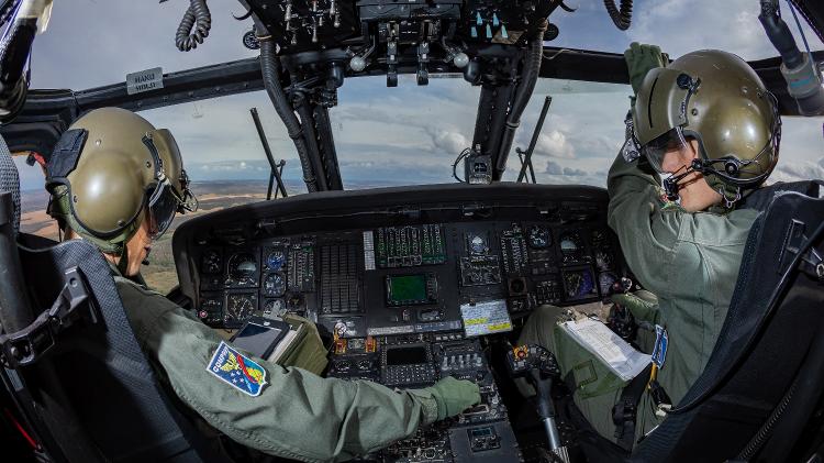 Cabine de comando do helicóptero Black Hawk da Força Aérea Brasileira Cabine de comando do helicóptero Black Hawk da Força Aérea Brasileira