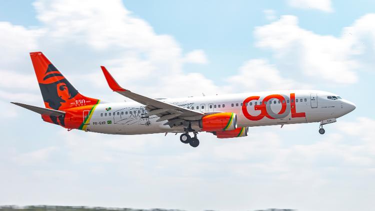 Avião Boeing 737 da Gol com pintura em homenagem a Santos Dumont Avião Boeing 737 da Gol com pintura em homenagem a Santos Dumont