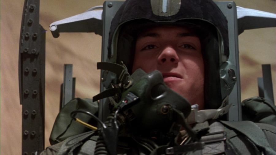 Jason Gedrick como o piloto adolescente Doug Masters em "Águia de Aço" - TriStar