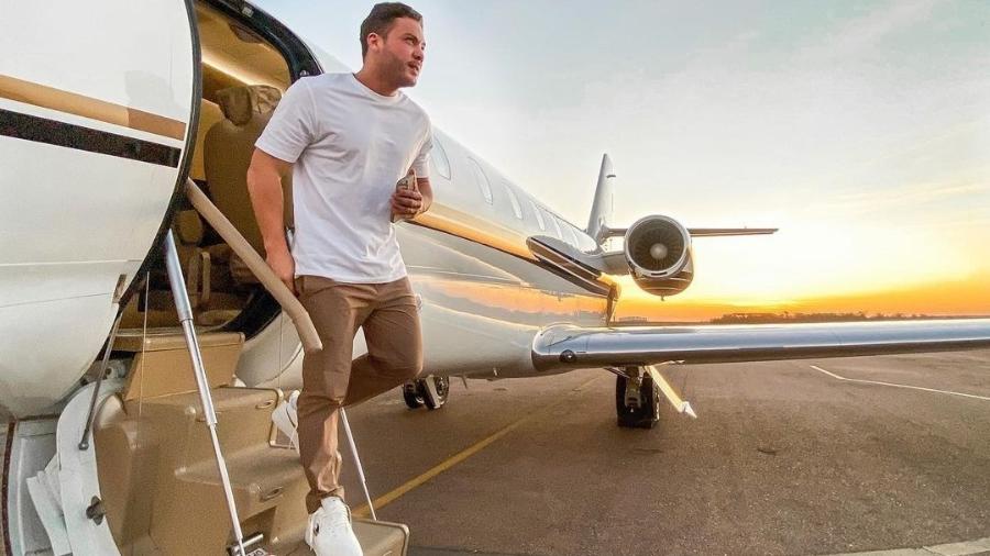 O cantor Wesley Safadão sai de seu avião: Aeronave está sendo leiloada em imbróglio envolvendo Sheik dos Bitcoins - Instagram/wesleysafadao