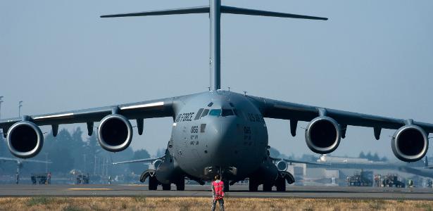 EUA irão deportar estrangeiros em cargueiros militares; veja aeronaves