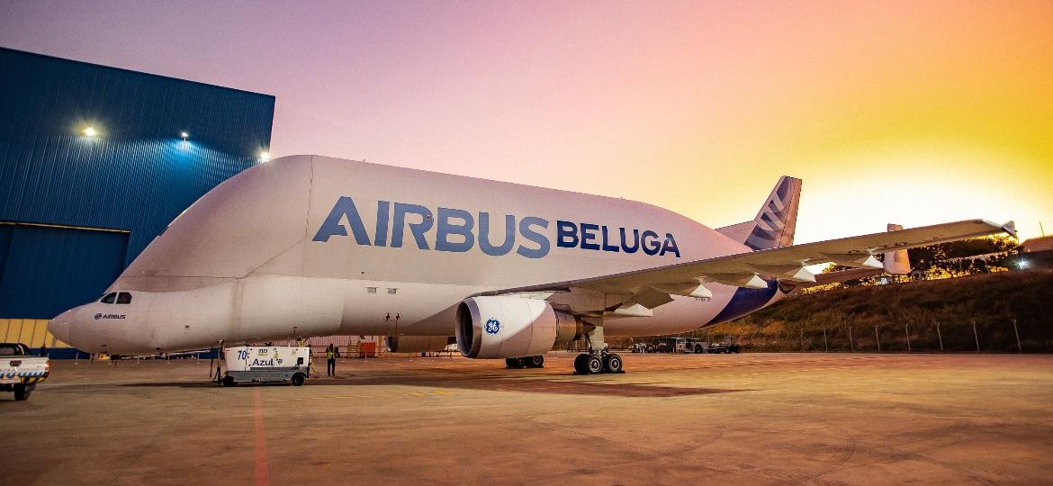 Airbus Beluga ST, conhecido como "avião baleia", em frente ao hangar da Azul no aeroporto de Campinas - Divulgação/Guilherme Ramos/Airbus