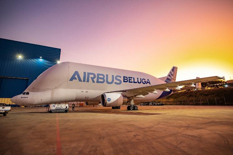 Airbus Beluga ST, conhecido como 'avião baleia' em frente ao hangar da Azul no aeroporto de Campinas