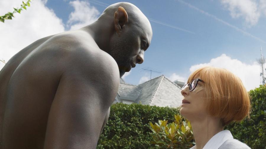 Idris Elba e Tilda Swinton em "Era Uma Vez Um Gênio" - Paris