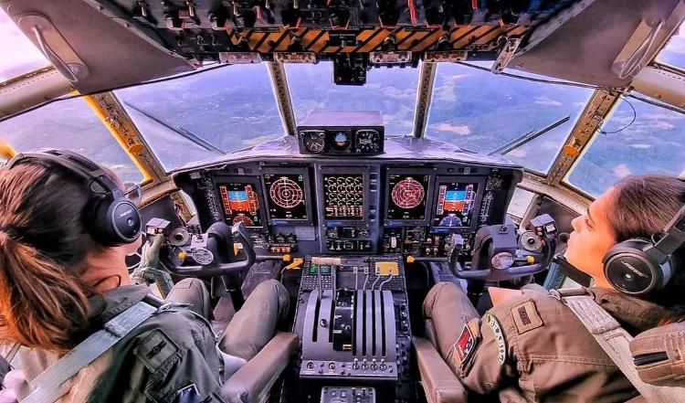 Capitão Jeciane, a primeira a comandar o KC-390 Millennium na FAB (Força Aérea Brasileira)