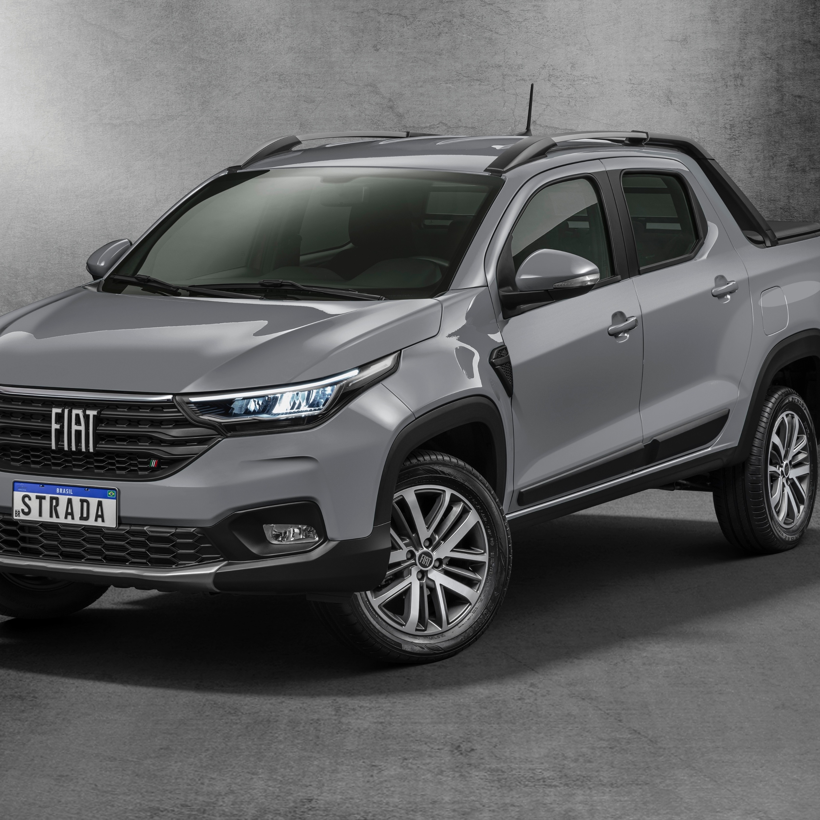 Carros na Web  Comparativo entre Fiat Strada e Fiat Strada