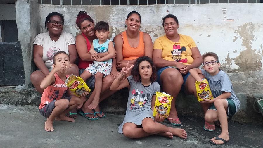 Marta (avó de Miguel), Juliana, Luciana e Mirtes (mãe de Miguel) com as crianças da rua onde vivia o menino - Fabiana Moraes/UOL