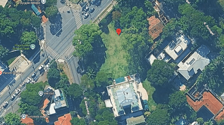 Terreno comprado por Wilians por meio de offshore, que hoje serve como um gramado