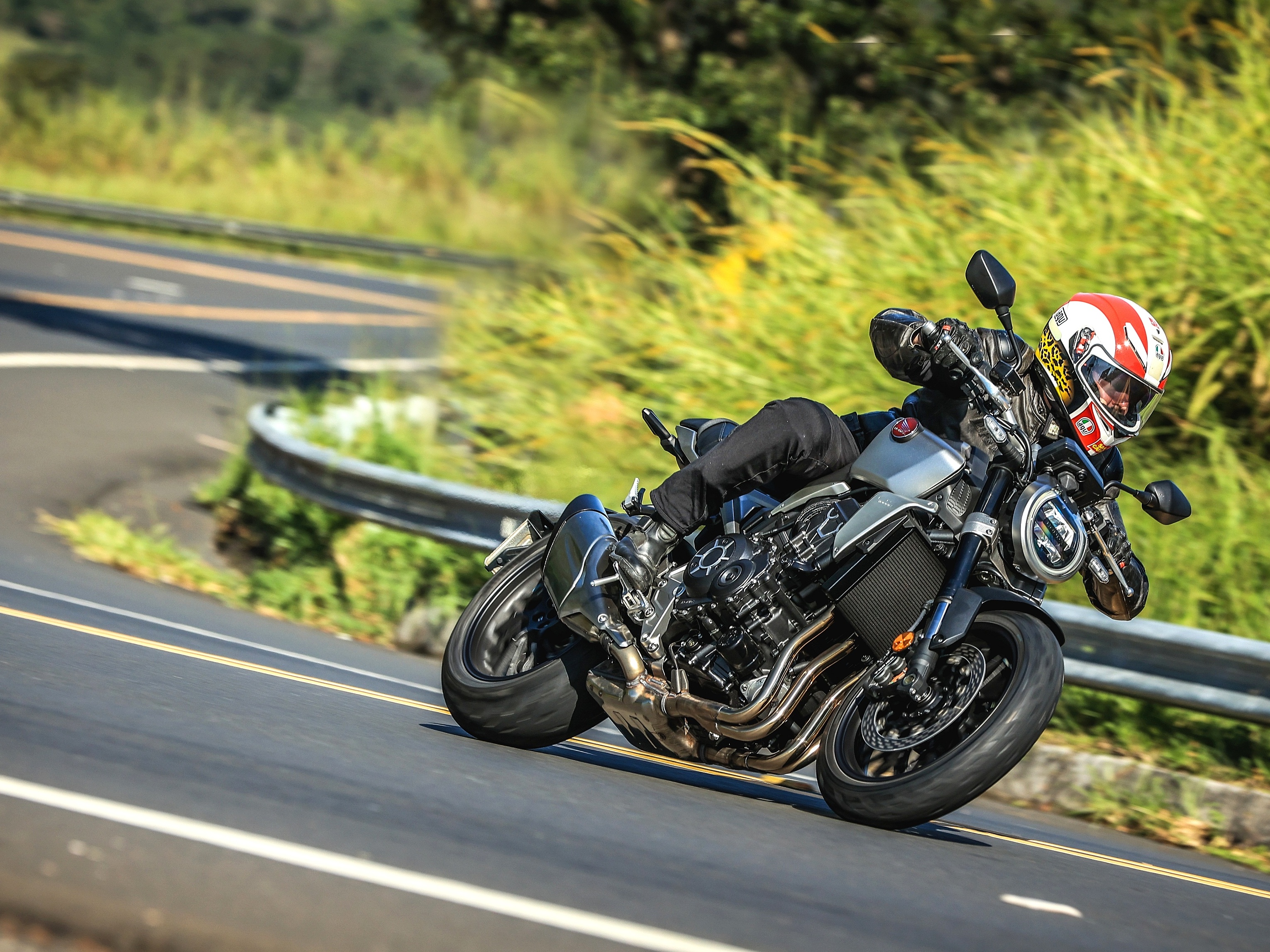 Linda! Nova moto esportiva chinesa parece clássico das pistas