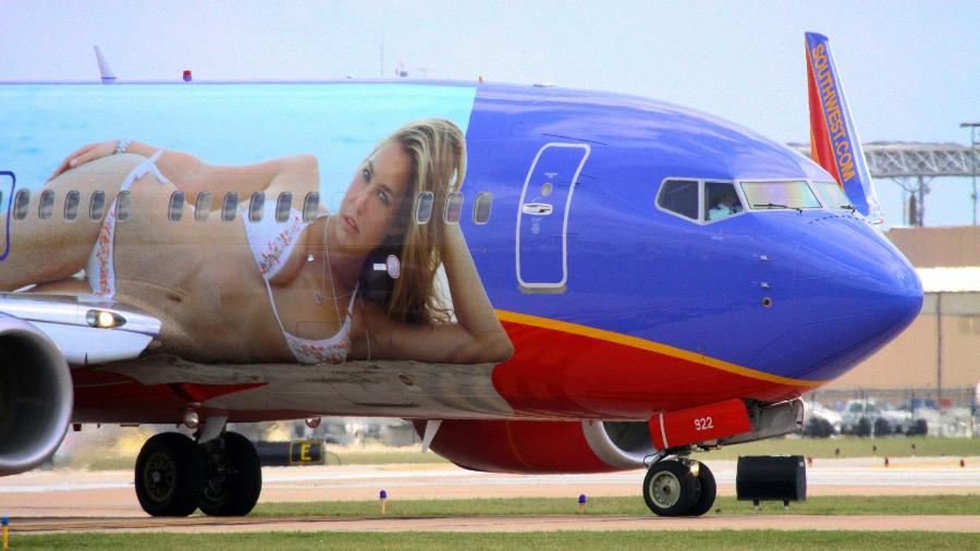 Antigo avião da Southwest Airlines com modelo Bar Refaeli de biquíni em homenagem à revista Sports Illustrated