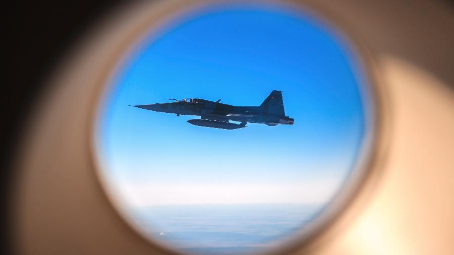 Caça F-5EM visto da janela de outro avião durante procedimento de interceptação: Abate de aeronaves consideradas hostis tem diversas regras a serem seguidas