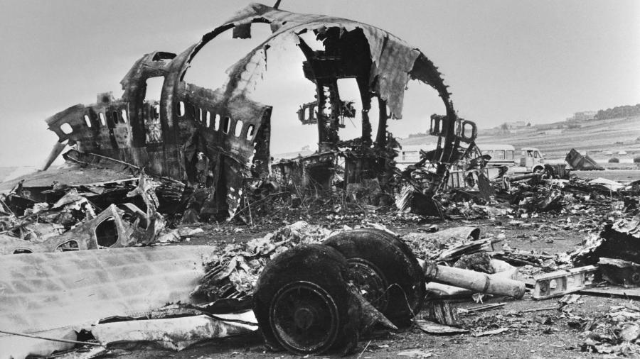 Destroços do 747 da KLM que colidiu com o avião da Pan Am em Tenerife no ano de 1977 - Domínio Público
