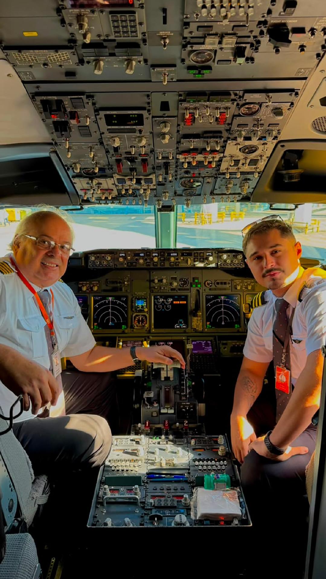 O comandante Marcelo Cartolano e copiloto Bruno Cartolano desejam voar juntos no voo de aposentadoria do pai - undefined