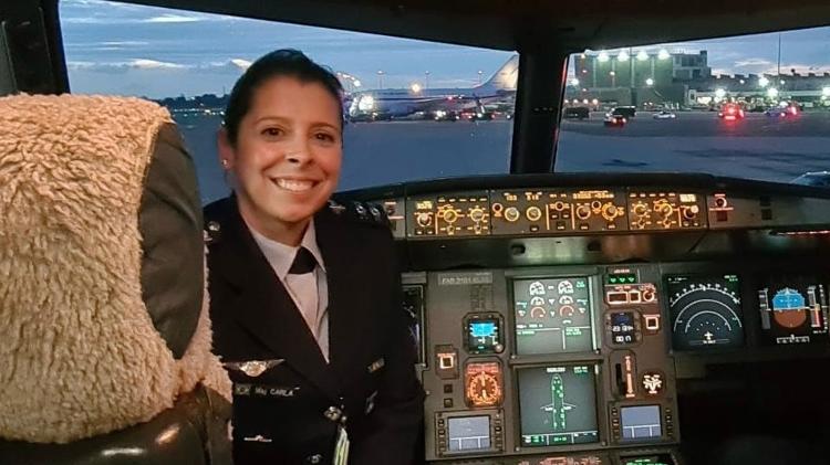 Major Carla Alexandre Borges no avião presidencial VC-1 Santos Dumont, um Airbus A319. Ela foi a primeira mulher a comandar um voo com o presidente do Brasil a bordo
