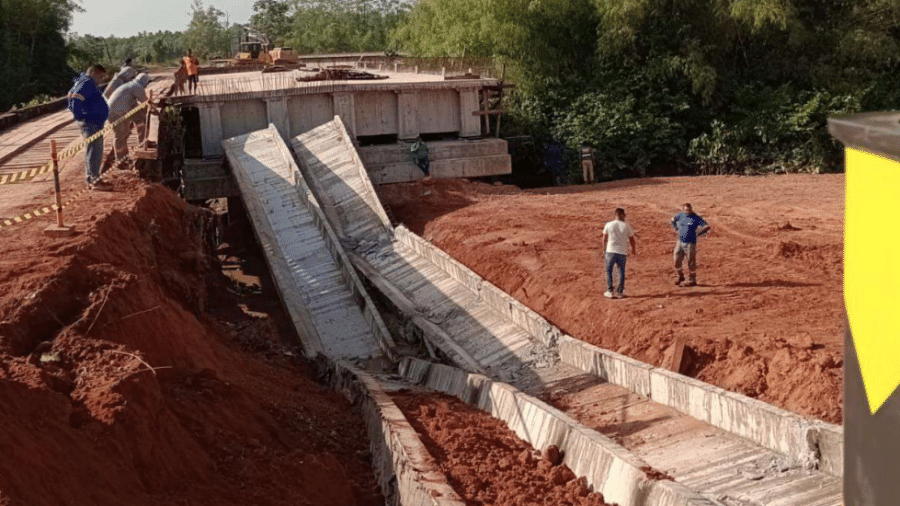 Vigas desabadas na obra da ponte sobre o rio Meruoca, no Amapá