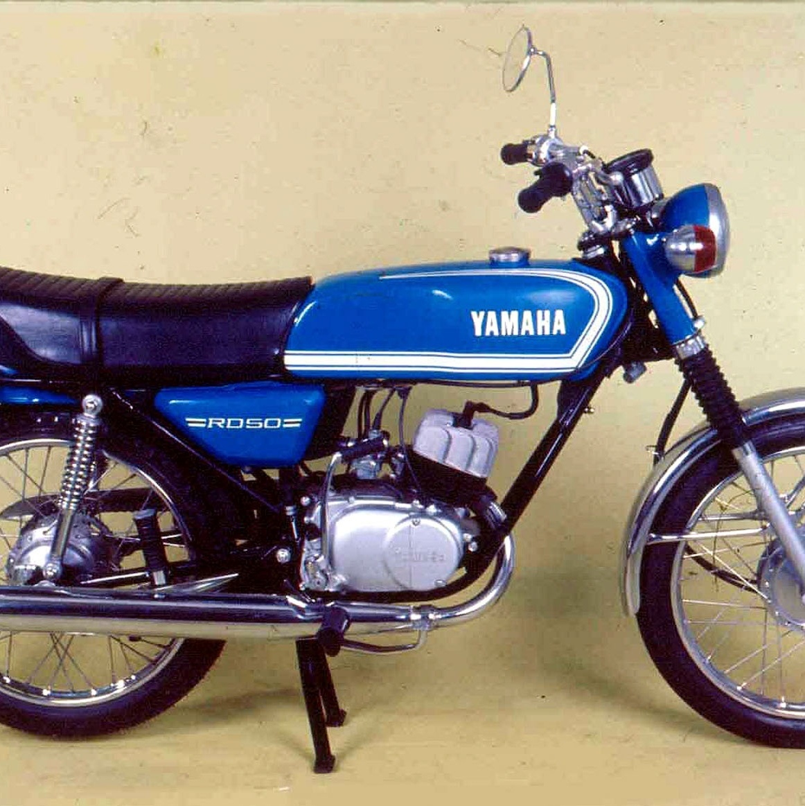 Das Antigas - Yamaha DT 180 é uma motocicleta com motor 2 tempos