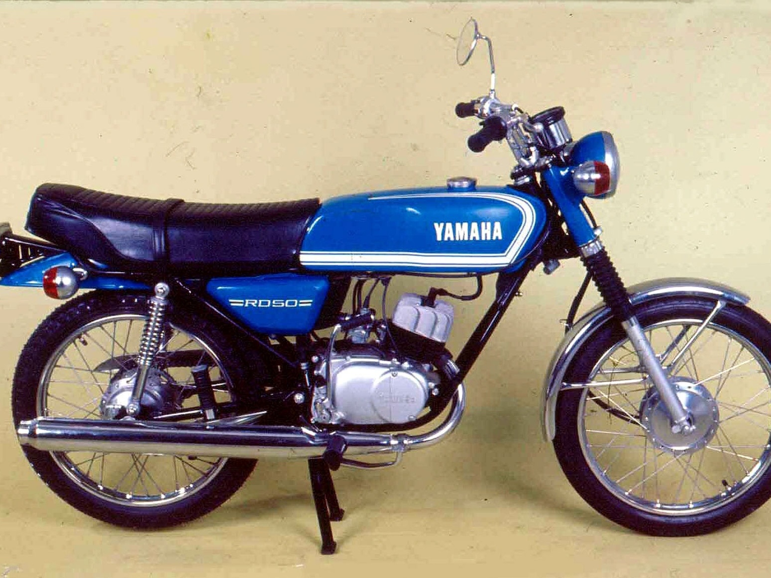 Das Antigas - Yamaha DT 180 é uma motocicleta com motor 2 tempos