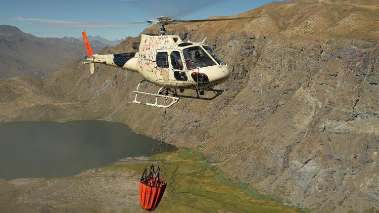 Helicóptero Esquilo (H125/AS350) com cesto de coleta de água para combate a incêndios