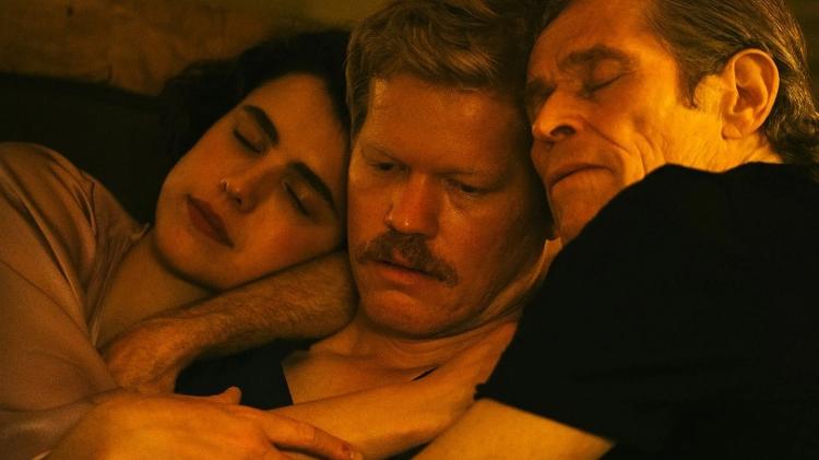 Margaret Qualley, Jesse Plemons e Willem Dafoe em 'Tipos de Gentileza'