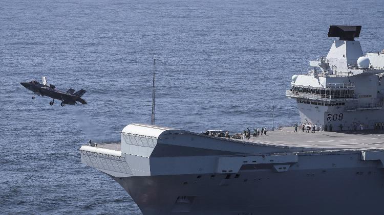 F-35B decola do porta-aviões HMS Queen Elizabeth usando o sistema de rampa (ski-ramp)