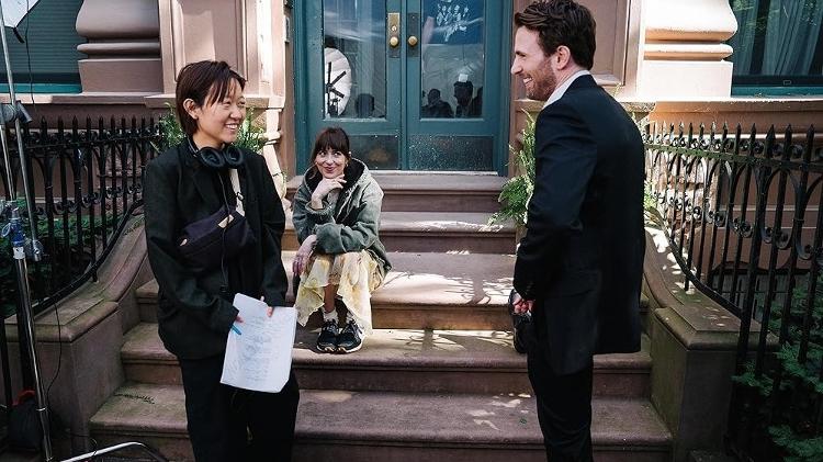 A diretora Celine Song com Dakota Johnson e Chris Evans nas filmagens de 'Amores Materialistas' A diretora Celine Song com Dakota Johnson e Chris Evans nas filmagens de 'Amores Materialistas'