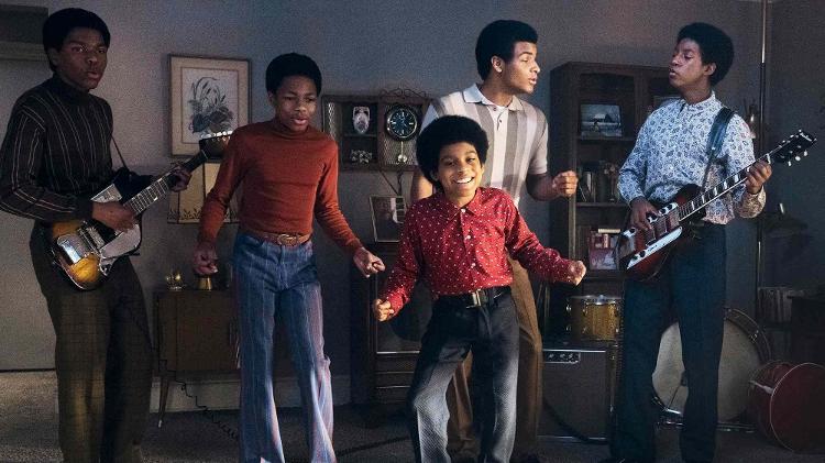 O Jackson 5, Michael (Juliano Valdi) à frente, ensaia na sala de sua modesta casa