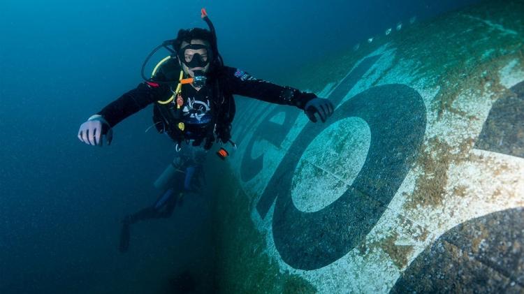 Mergulhador nada ao lado do Boeing 747 da Dive Bahrain