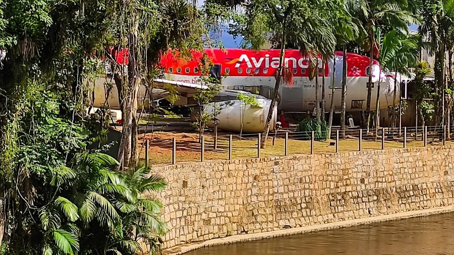 A318 que pertenceu à Avianca Brasil localizado à beira de um rio em Morretes (PR) - Divulgação/Hangar Morretes