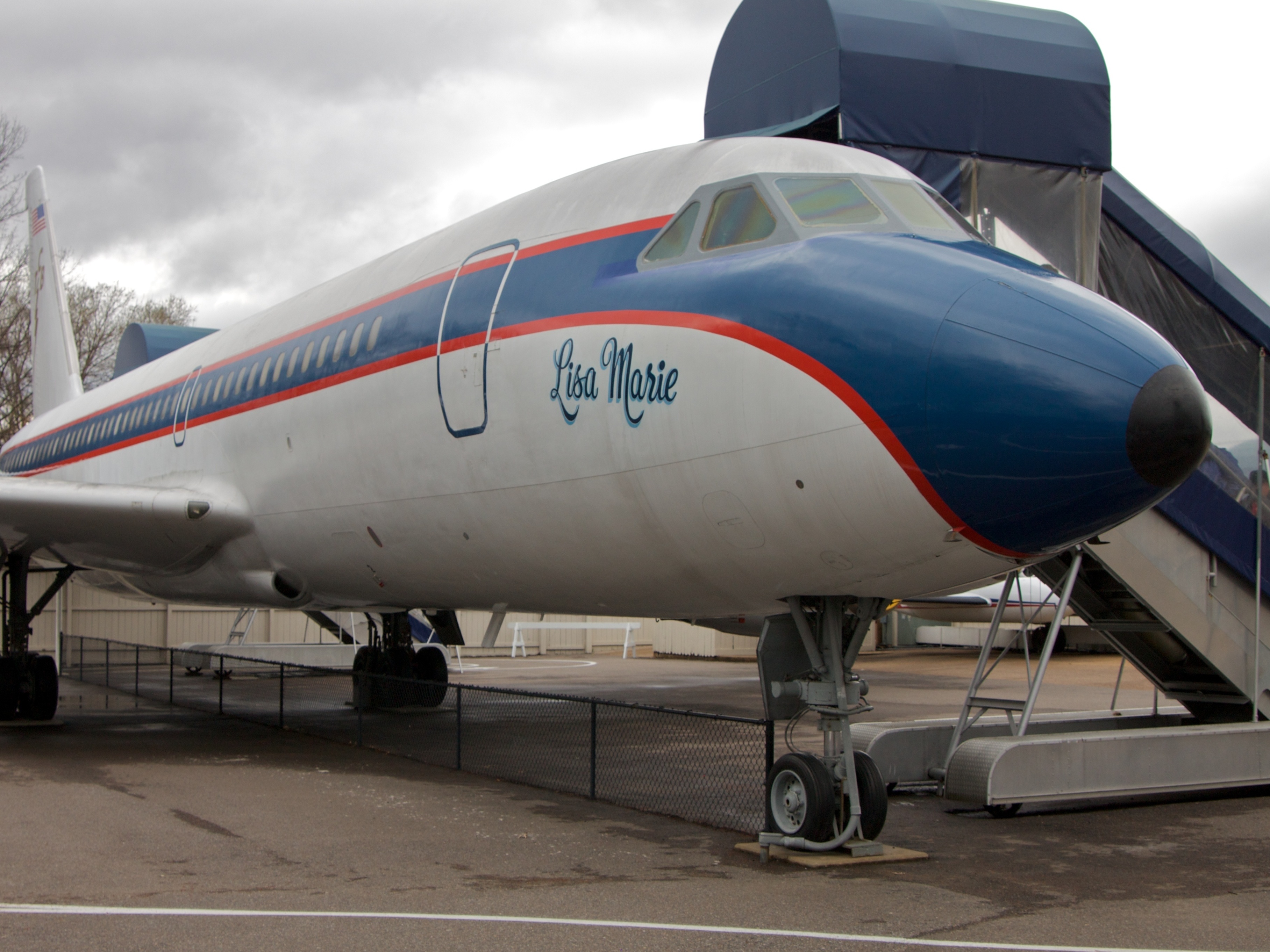 Avião de Elvis que homenageia filha tem cinto de segurança banhado a ouro
