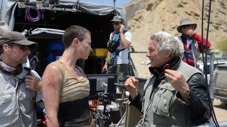 Charlize Theron e o diretor George Miller nas filmagens de 'Mad Max: Estrada da Fúria' Charlize Theron e o diretor George Miller nas filmagens de 'Mad Max: Estrada da Fúria'
