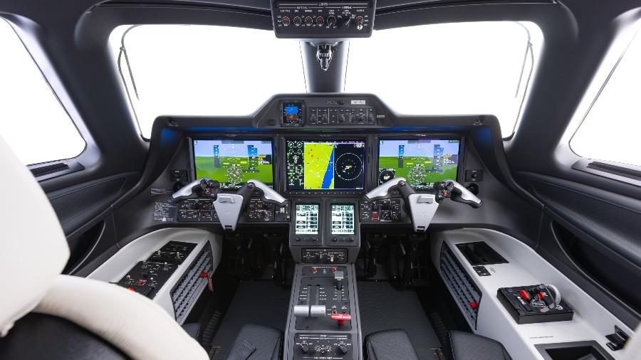Cabine de comando do jato executivo Embraer Phenom 300, um dos mais vendidos do mundo e o mais voado nos EUA em 2023